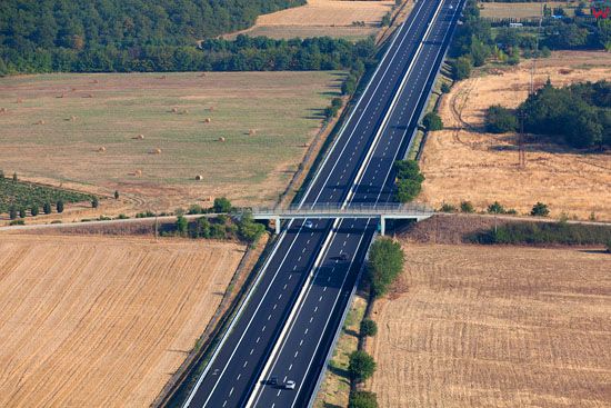 Autostrada A1 w okolicy Motallesie. EU, Italia, Toskania. LOTNICZE.